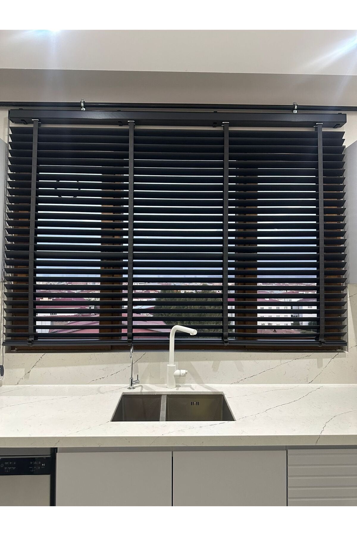 %100 GERÇEK AHŞAP JALUZİ PERDE - 50 MM – KURDELELİ - ANTRASİT