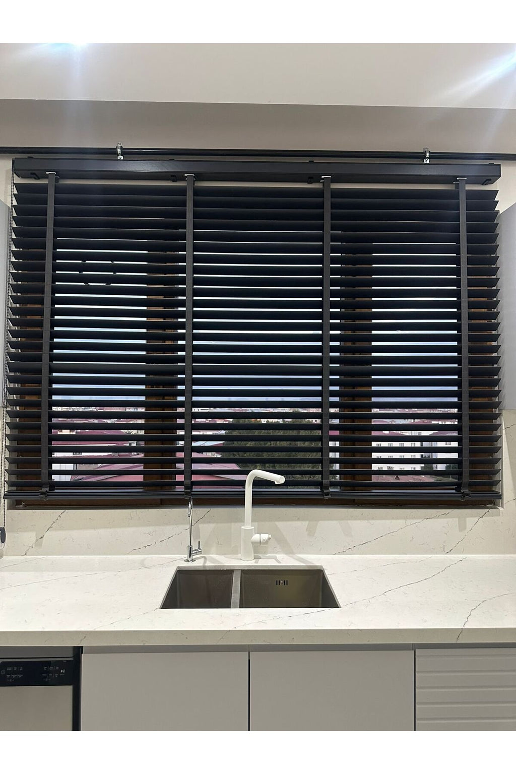 %100 GERÇEK AHŞAP JALUZİ PERDE - 50 MM – KURDELELİ - ANTRASİT