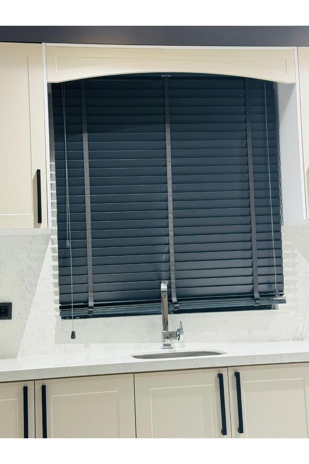 %100 GERÇEK AHŞAP JALUZİ PERDE - 50 MM – KURDELELİ - ANTRASİT
