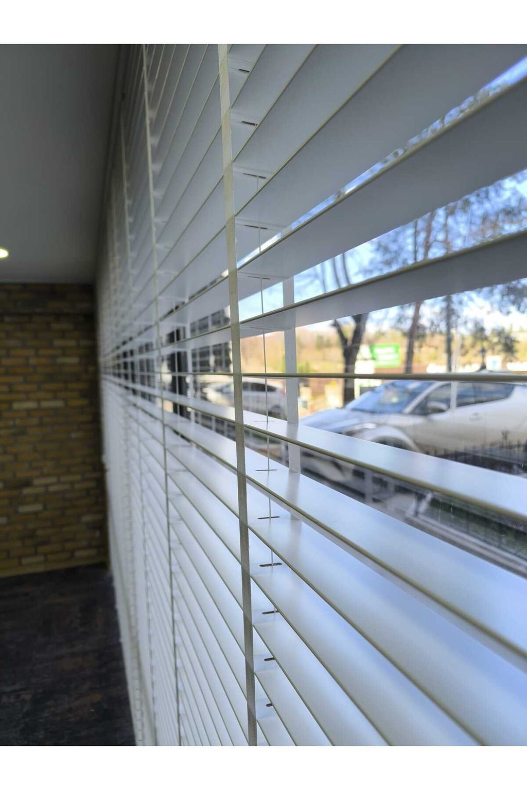 %100 GERÇEK AHŞAP JALUZİ PERDE - 50 MM – KURDELELİ - BEYAZ